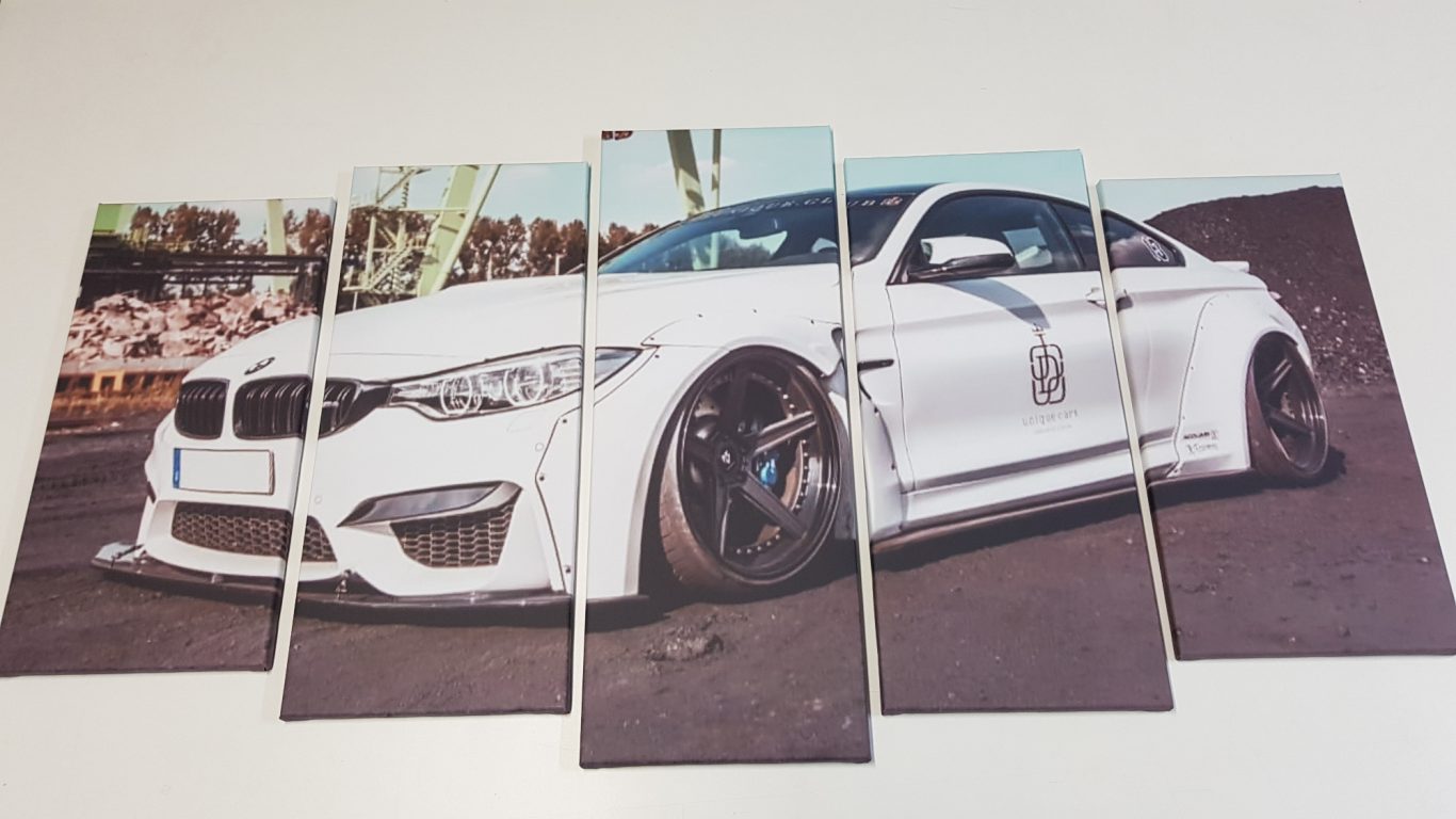 Weißer BMW im Querformat, mit tiefem Fahrwerk und modifizierten Felgen.