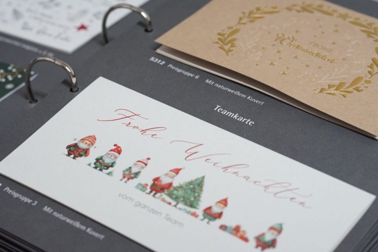 Weihnachtliche Grußkarten mit Weihnachtsmann, Tannenbaum und Festdekoration.