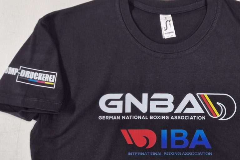 Schwarzes T-Shirt mit GNBA- und IBA-Logos sowie Schriftzug "German National Boxing Association".
