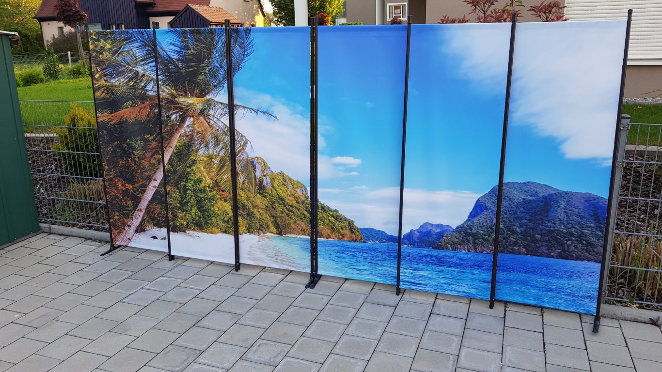 Fünf Bildwände mit Landschaftsmotiven: Berge, Wasser und Bäume.