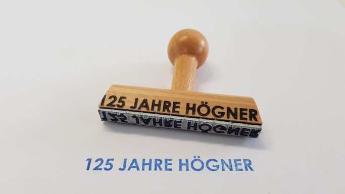 Holzstempel mit der Aufschrift "125 Jahre Högner".