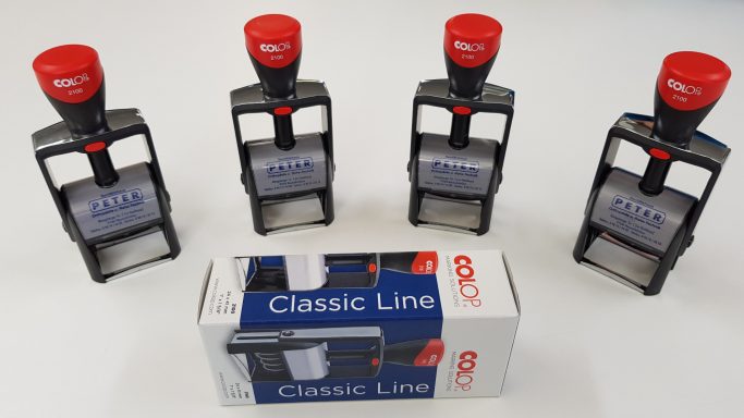 Drei Stempel in schwarzem Gehäuse mit roten Griffen und eine Verpackung der Classic Line.